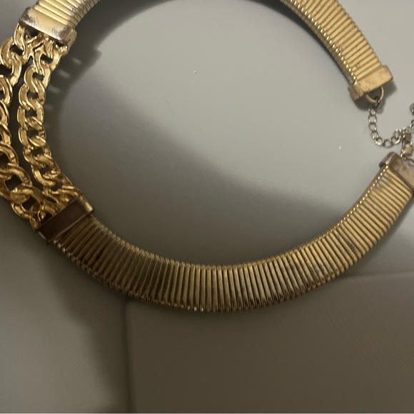 Elegant Gold-Tone Women's Necklace - Picture 8 of 9